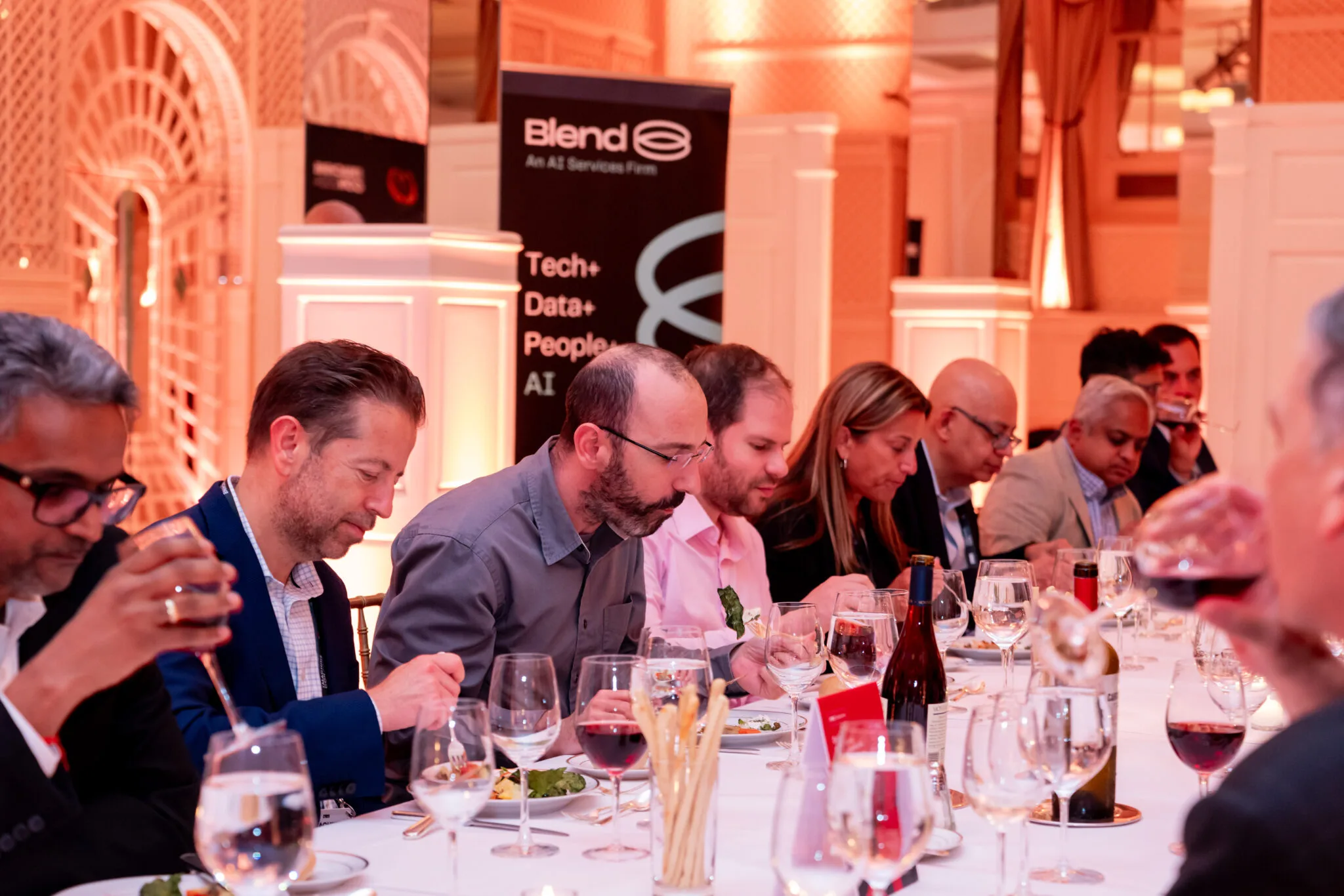 People networking over dinner at MachineCon New York 2024